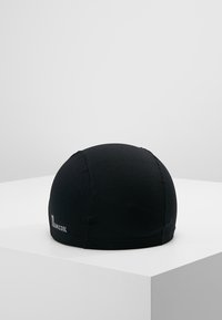 Zwarte sportieve pet gemaakt van gladde, rekbare stof. Heeft een ronde bovenkant en een klein wit logo aan de zijkant.