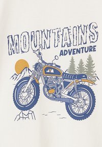 Grafik eines blauen Motorrads mit orangefarbenen Akzenten, vor Bergen und Bäumen, mit dem Text "BERGABENTEUER" darüber.