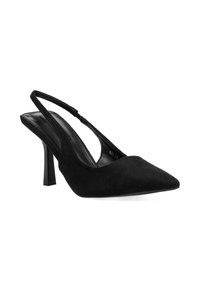 Zapato de tacón alto de ante negro, tipo slingback, con punta afilada y tacón delgado sobre un fondo blanco.