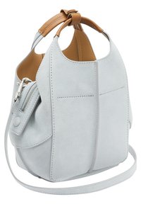 Jasnoszara zamszowa torebka o usztywnionej konstrukcji, ze skórzanymi dodatkami, podwójnymi uchwytami do noszenia i zamykaną na zamek kieszenią po bokach.