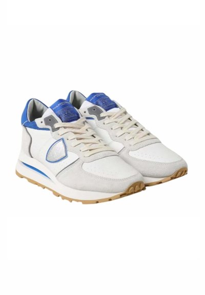 Sneaker con tomaia in pelle bianca e suede grigio, accenti blu, punta perforata e suola in gomma con un motivo battistrada marrone.
