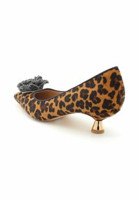 Scarpa con tacco alto in stampa leopardata, con punta affusolata, che presenta un accento decorativo nero e un tacco a cono color oro. Texture in finta pelliccia.