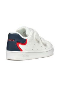 Sneaker in pelle bianca con tallone blu navy e accenti rossi, design perforato, cinturini in Velcro e suola in gomma testurizzata, marchiato "GEOX."