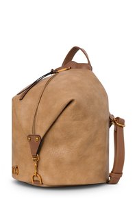 Sac à dos en cuir fauve avec fermeture éclair et accessoires dorés, doté d'une poignée supérieure et d'une bandoulière réglable sur fond blanc.