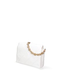 Borsa a tracolla in pelle bianca trapuntata con una catena dorata. Presenta una forma rettangolare e un motivo di cucitura diagonale per una maggiore texture.