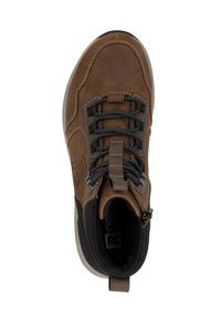 Zapato de ante marrón con acentos de textil negro, con cordones, puntera reforzada y una suela texturizada y flexible. Cierre de cremallera en el lateral.