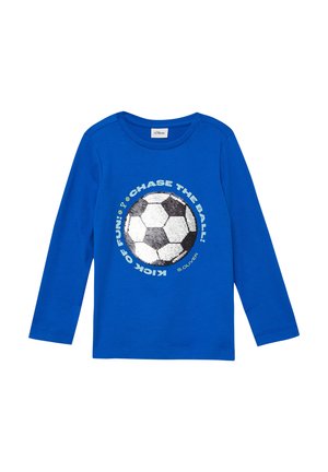 Blaues langärmeliges Hemd mit einem schwarz-weißen Fußball und dem Text "Kick of fun! Chase the ball!" in einem kreisförmigen Design auf der Vorderseite.