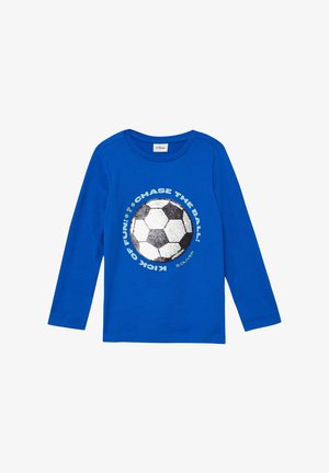 Niebieska koszula z długim rękawem z czarno-białą piłką nożną i tekstem "Kick of fun! Chase the ball!" w okrągłym wzorze na przodzie.