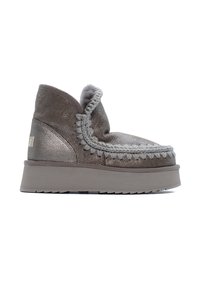 Stivale invernale metallico grigio con suola spessa, foderato in lana e decorato con una bordatura intrecciata lungo i bordi, mostrato di lato su uno sfondo bianco.