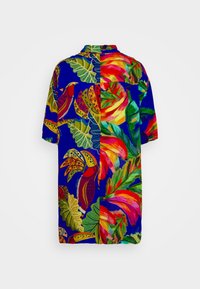 Camicia a maniche corte con un vivace design a spacco che presenta foglie tropicali brillanti, fiori e un tucano su uno sfondo blu.