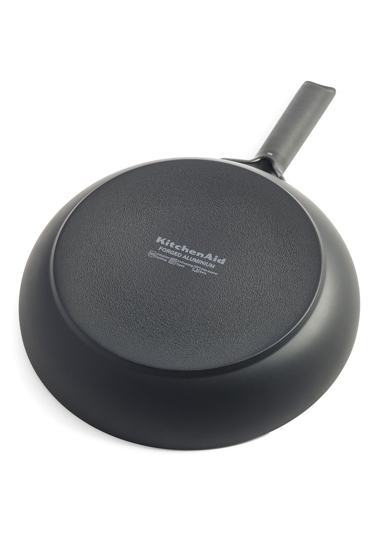 Schwarze, induktionsgeeignete Pfanne aus geschmiedetem Aluminium mit einer strukturierten Oberfläche und einem robusten Griff für einen sicheren Halt.