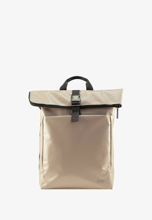 Beige wasserdichter Rucksack mit Roll-Top-Design, schwarzem Zubehör und Reißverschluss. Verfügt über einen Tragegriff und ein Logodetail am Boden.