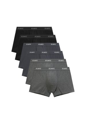 Męski, muskularny mężczyzna z krótkimi włosami, ubrany w ciemnoszare bokserki Atlantic, stoi na jasnym, jednolitym tle.