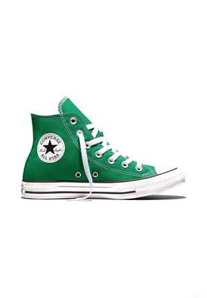 Grøn højtop Converse All Star sneaker med hvide snørebånd og gummisål, vist fra siden på en hvid baggrund.