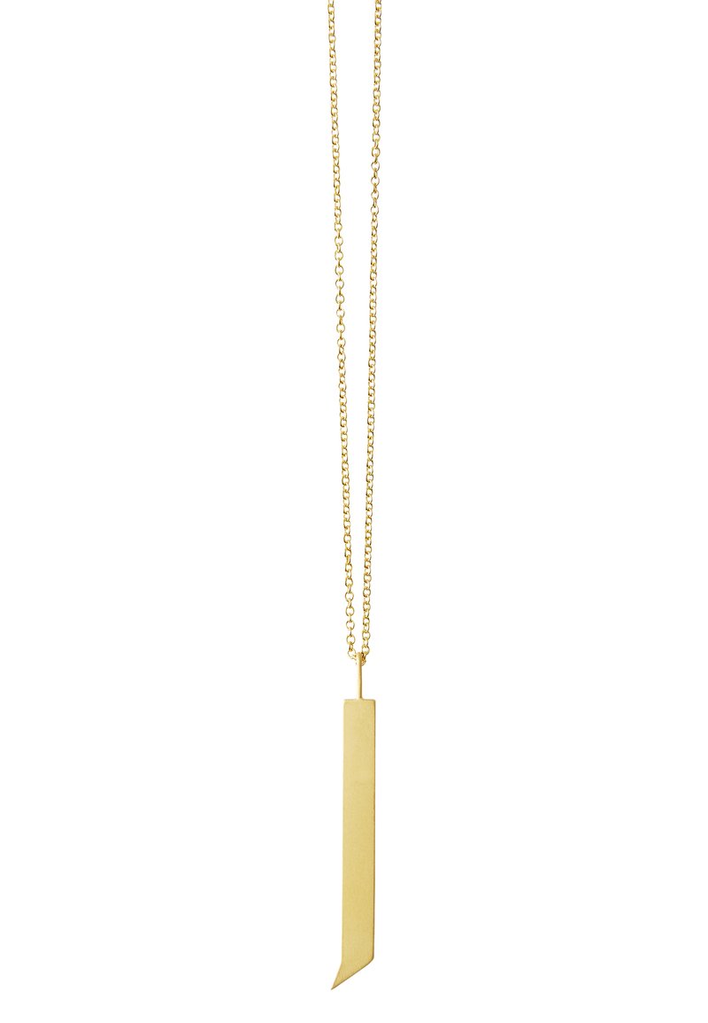 Collier couleur or avec un pendentif rectangulaire fin et une extrémité pointue, suspendu à une chaîne délicate à petits maillons.