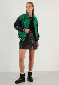 LELA LOOSE FIT - Imitatieleren jas - benetton color