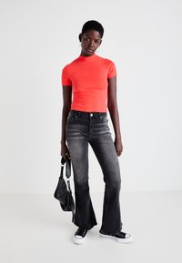 Levi's® EFFORTLESS TEE - Navadna majica - poppy red