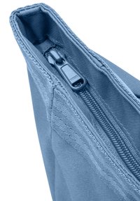 Kék szövet tasak sima cipzárral, texturált felülettel és megerősített varrásokkal a széleken.