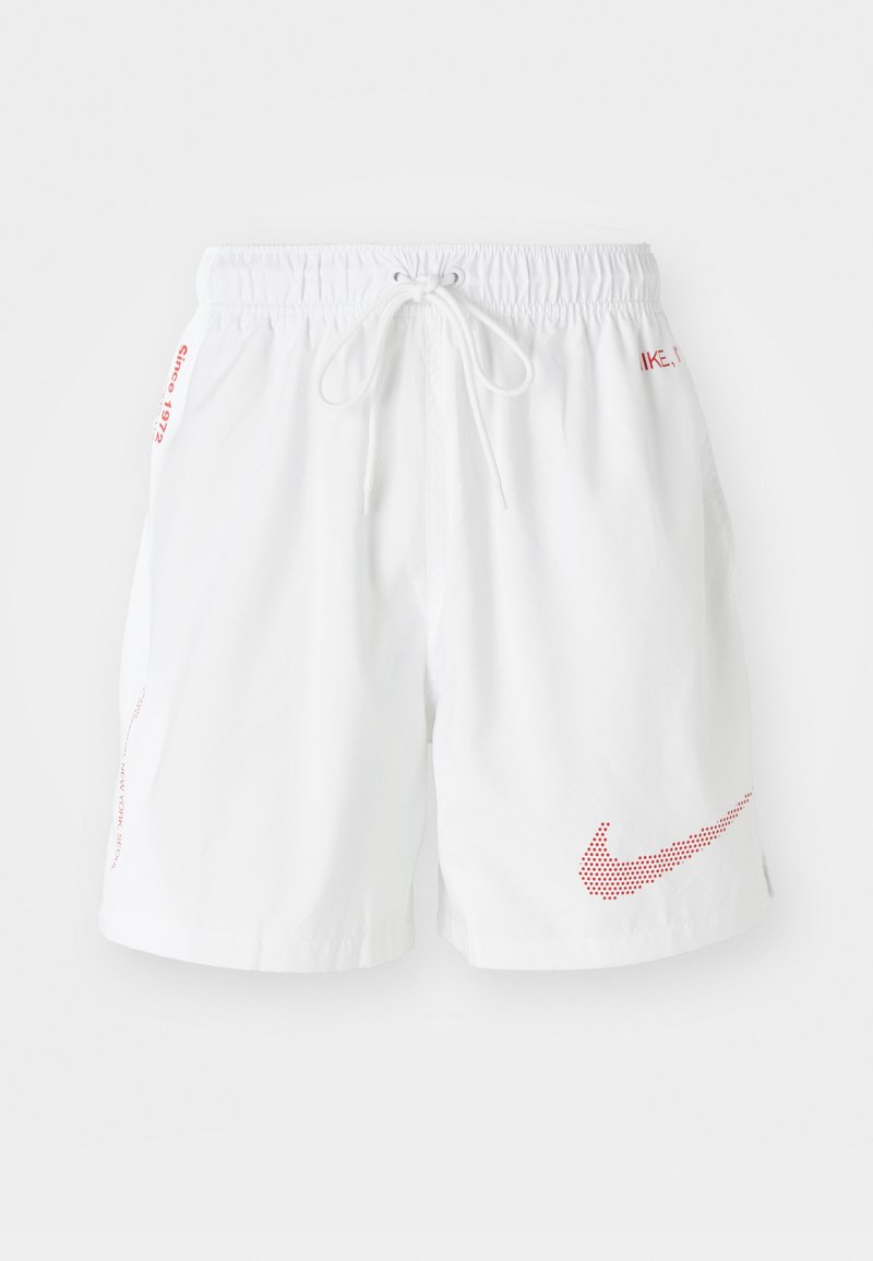 Weiße Nike-Shorts mit elastischem Bund und Kordelzug, versehen mit roten gepunkteten Logo-Akzenten und Text an den Seiten. Leichter Stoff.