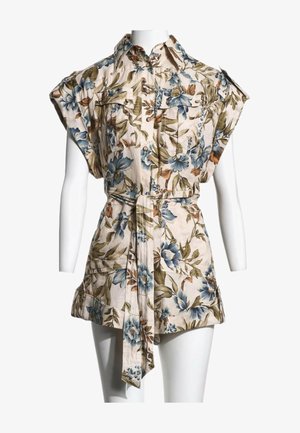 Robe-chemise manches courtes à imprimé floral, ceinturée, avec col et poches avant sur un buste de mannequin blanc.