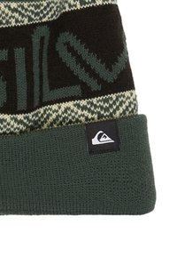 Gorro de punto verde oscuro con diseño estampado, puño doblado, texto parcial "Quiksilver" y una pequeña etiqueta negra con logotipo blanco.