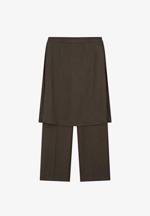 Donkerbruine gelaagde rok over wijde broekspijpen, hoge taille, rechte snit, minimalistisch ontwerp, geen zichtbare patronen of versieringen.