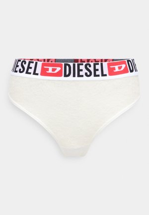 Białe koronkowe majtki z czarnym i czerwonym elastycznym paskiem w talii, na którym znajduje się logo "DIESEL". Teksturowany wzór na tkaninie, wysoki stan.
