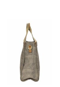 Sac fourre-tout en tricot marron et beige avec une large poignée en tissu et une sangle en cuir, dotée d'un détail en D en métal doré, présenté de côté.