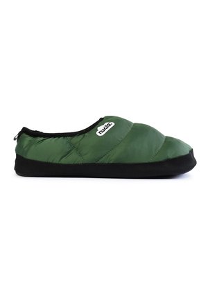 Zapatillas de casa acolchadas en verde con suela de goma negra y un pequeño logo. Material suave y ligero con punta redondeada y diseño de fácil puesta.