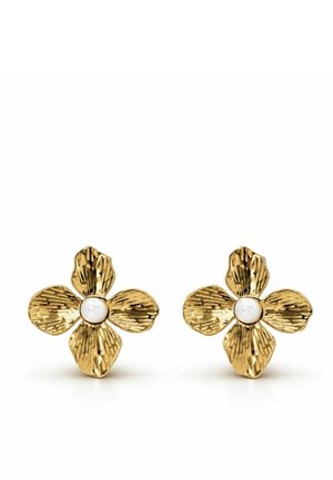 Pendientes de botón en forma de flor dorada con cuatro pétalos texturizados y una perla blanca lisa en el centro, sobre un fondo blanco.