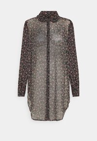 Genomskinlig svart blus med långa ärmar och krage, med ett blommönster i rosa och grönt. Krumt nederkant, knappstängning framtill.