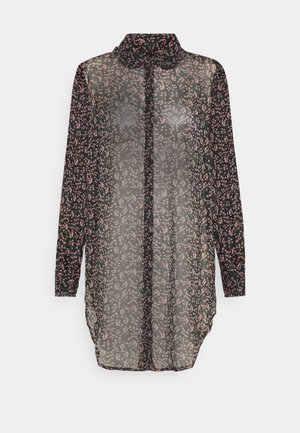 Durchsichtige schwarze Bluse mit langen Ärmeln und Kragenkragen, mit einem floralen Muster in Pink und Grün. Abgerundeter Saum, Knopfleiste.