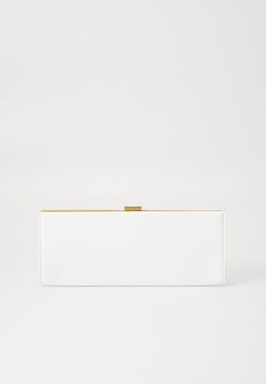 Rektangulær hvid clutchtaske med guldlås og kant, vist mod en ensfarvet hvid baggrund.