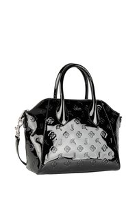 Czarna torebka ze skóry lakierowanej z wytłaczanymi kwiatowymi i literowymi zdobieniami, podwójnymi górnymi uchwytami oraz odpinanym paskiem na ramię. Zapięcie na zamku błyskawicznym u góry.