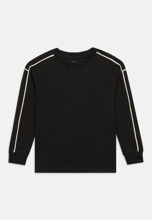 Schwarzes Langarm-T-Shirt mit Rundhalsausschnitt, mit kontrastierenden hellbeigen Seitenstreifen entlang der Schultern und Ärmel.