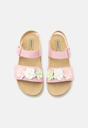Różowe sandały dziecięce z regulowanymi paskami na kostkę i pastelowymi kwiatowymi ozdobami na przednich paskach, beżowymi wkładkami oraz logo "FRIBOO".