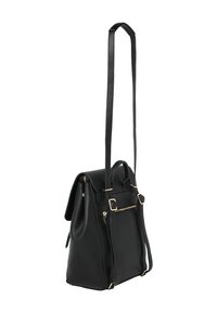 Musta nahkareppu tekstuuripinnalla, säädettävät hihnat, yläkansi ja etupuolen vetoketjulla varustettu tasku kultasävytteisin koristein.