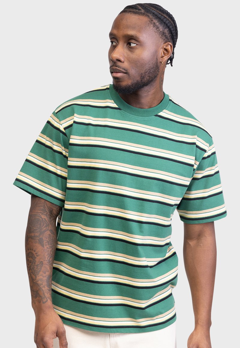Tricou scurt cu maneci verzi, cu dungi orizontale în crem și negru. Material moale din bumbac, design cu gât rotund, croială lejeră.