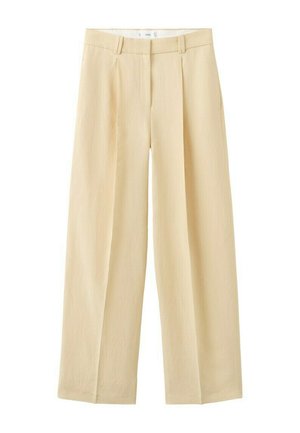 Pantalones beige de talle alto y pierna ancha con pliegues frontales, presillas para cinturón y cierre de cremallera oculto.