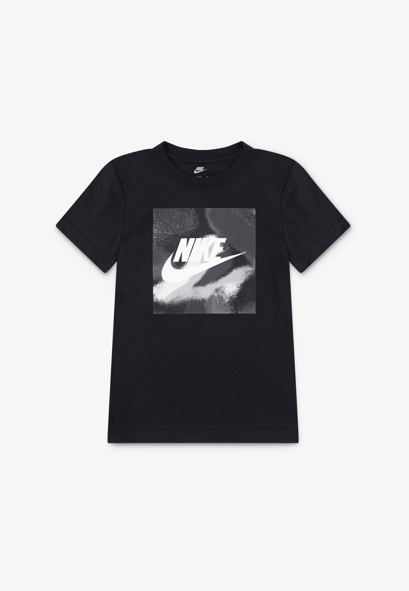 Svart bomullströja med rund hals, prydd med en matt vit Nike-logotyp i en fyrkantig grafik på framsidan. Enkel design, kortärmad.