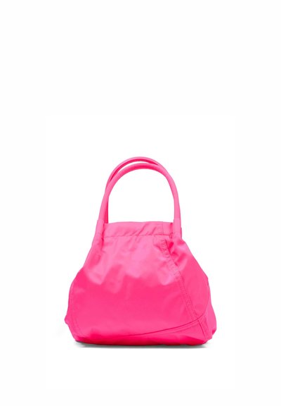 Svetlo roza torbica z mehkimi tkaninskimi teksturami in dvema okroglima ročajema, prikazana na belem ozadju.