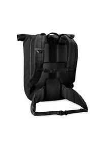 Sac à dos noir avec dos rembourré, bretelles ajustables, boucles de poitrine et de taille, vu de dos sur fond blanc.