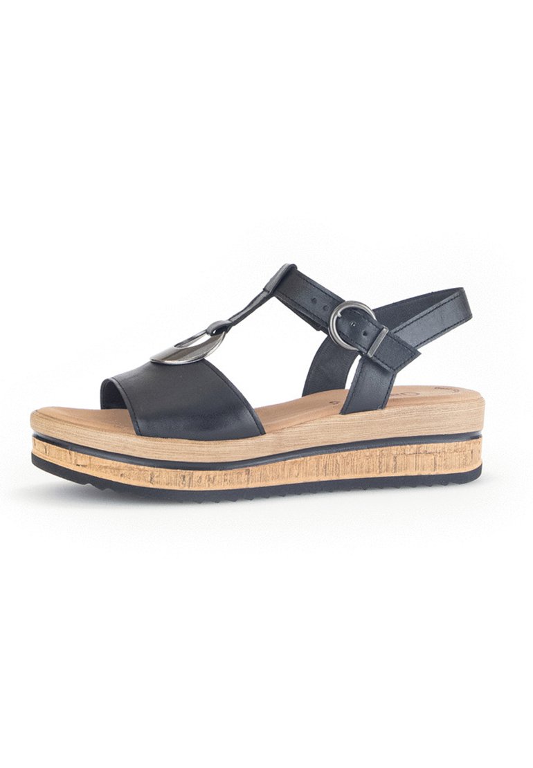 Sandale compensée en cuir noir avec une bride de cheville ajustable, ouverture à l'avant, accent métallique et plateforme en bois naturel texturé.