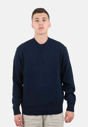 Maglione lavorato a maglia blu navy con scollatura tonda, polsini e orlo a costine; presenta un motivo testurizzato sulle spalle e un corpo uniforme.