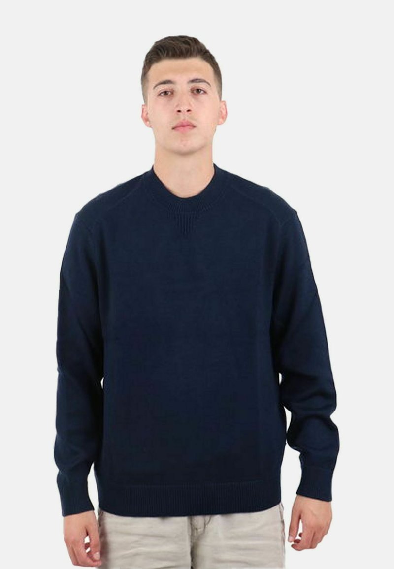 Maglione lavorato a maglia blu navy con scollatura tonda, polsini e orlo a costine; presenta un motivo testurizzato sulle spalle e un corpo uniforme.