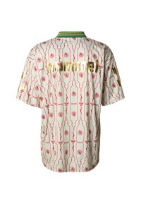 Chemise à manches courtes en polyester blanc avec un motif floral rouge et des bouteilles, inscriptions dorées au dos et un accent de col vert.