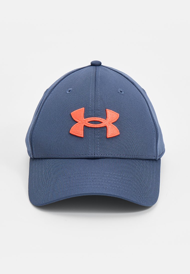 Blaue Kappe aus strukturiertem Stoff mit einem auffälligen orangen Under Armour-Logo auf der Vorderseite, gebogenem Schirm und belüftenden Ösen.