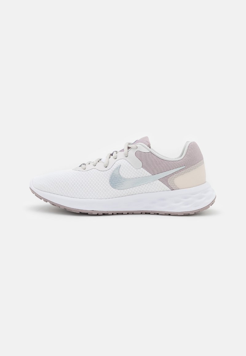Chaussure de course Nike blanche et violet clair avec empeigne en mesh, logo swoosh argenté, semelle intermédiaire en mousse et semelle extérieure en caoutchouc texturé vue de côté.