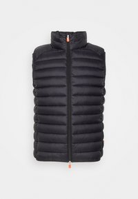 Schwarze, gesteppte, ärmellose Daunenweste mit Stehkragen und Frontreißverschluss, der orangefarbene Zuglaschen auf weißem Hintergrund aufweist.