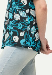 Ulla Popken SEASHELL SHORT SLEEVE - Camiseta estampada - navy blue